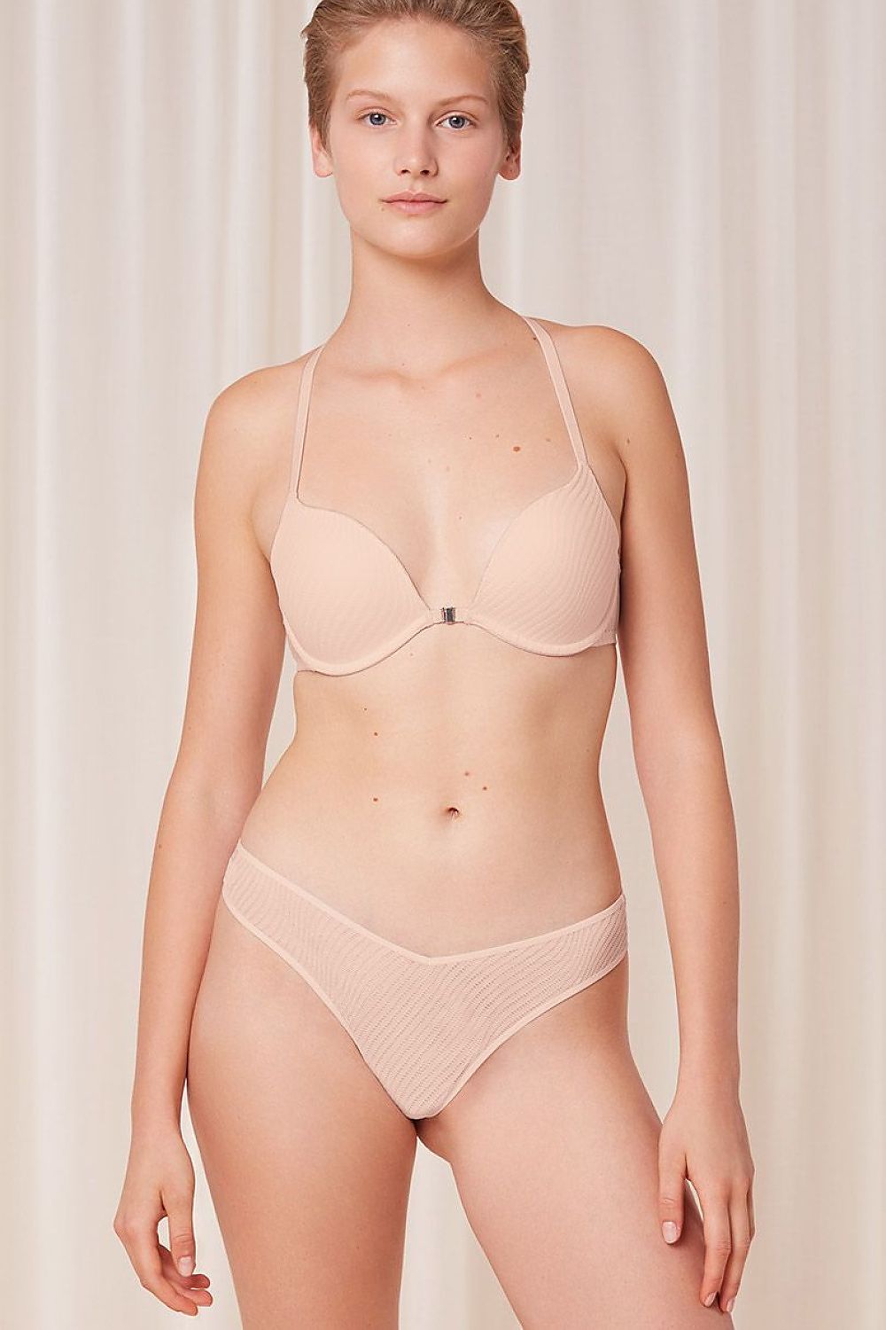 Culottes brésiliennes roses claires en dentelle graphique, coupe haute, finition sans couture, modèle Triumph 230312.