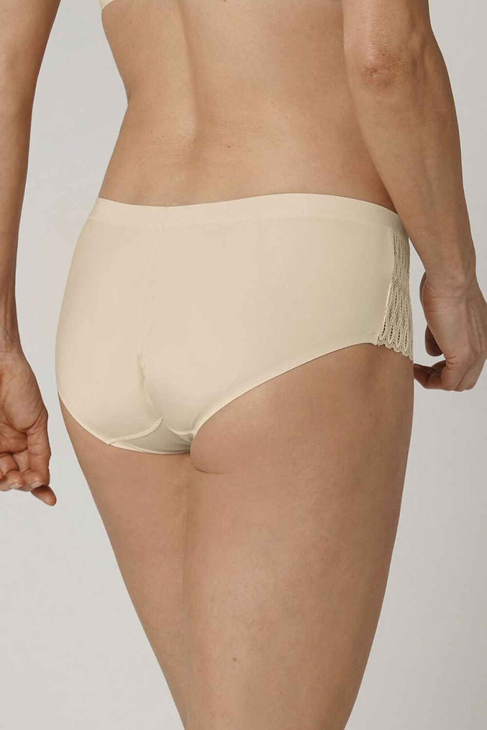 Culotte beige Triumph Aura Spotlight Maxi en microfibre douce avec dentelle décorative sur les côtés, coupe classique.