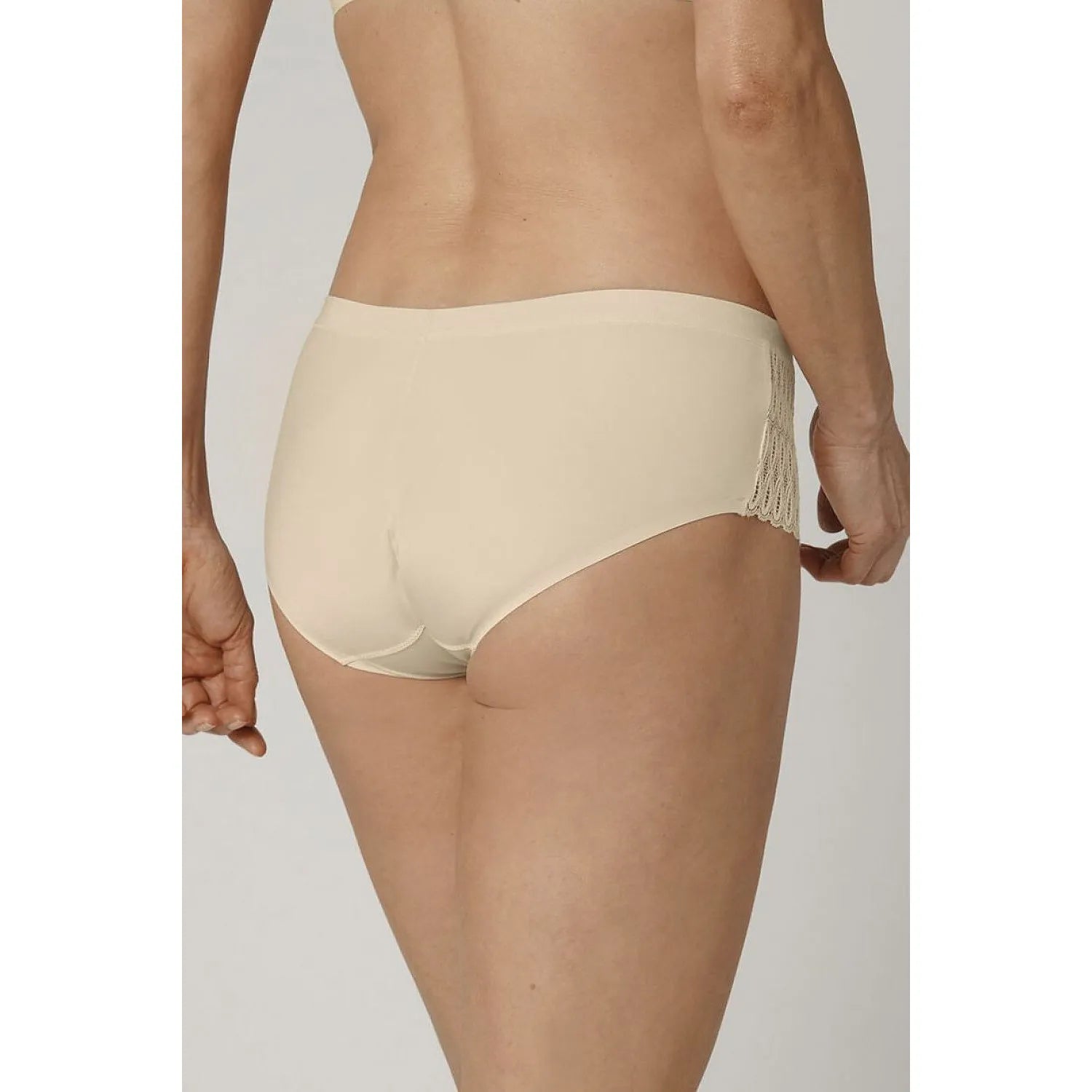 Culotte beige dentelle microfibre confort maxi Aura Spotlight Triumph, coupe élégante et féminine, vue arrière.