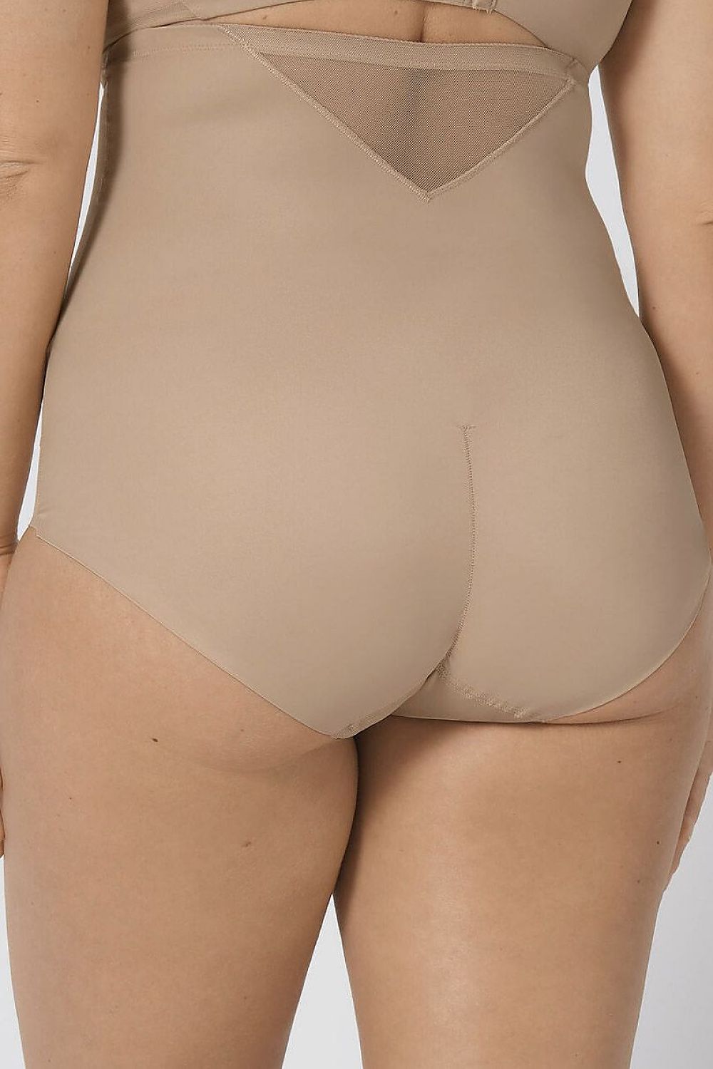 Culotte gainante beige taille haute Triumph, finition sans couture, bande silicone pour maintien, invisible sous vêtements.