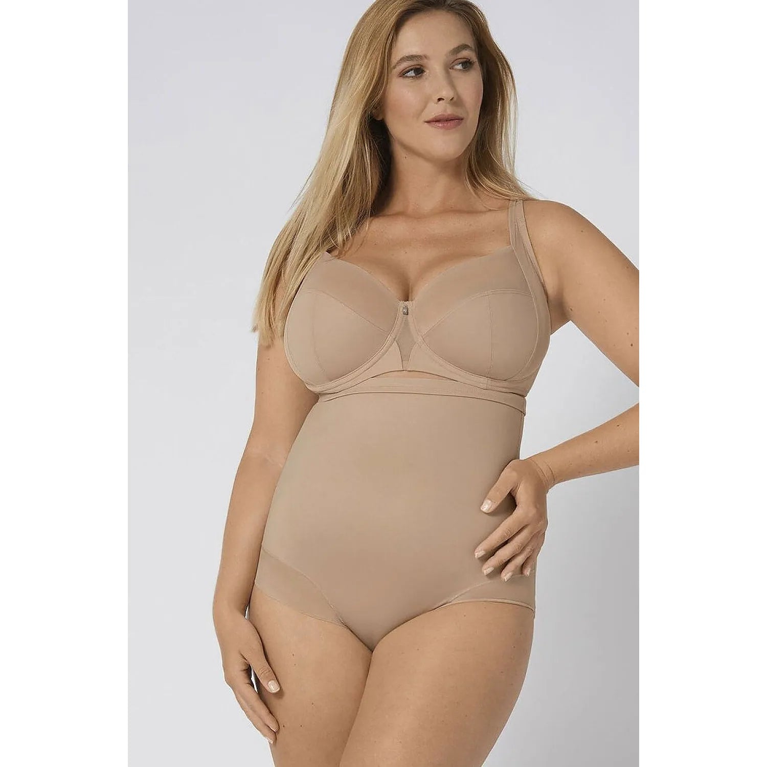 Culotte gainante beige taille très haute Triumph, finition sans couture, silhouette lissée, confort optimal.