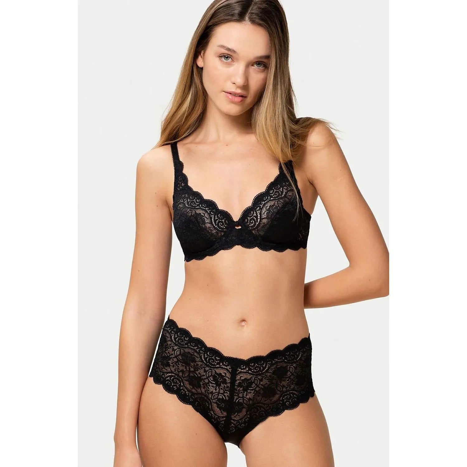 Culotte taille haute noire en dentelle florale, design élégant Amourette 300 Maxi Triumph, confort et style féminin.