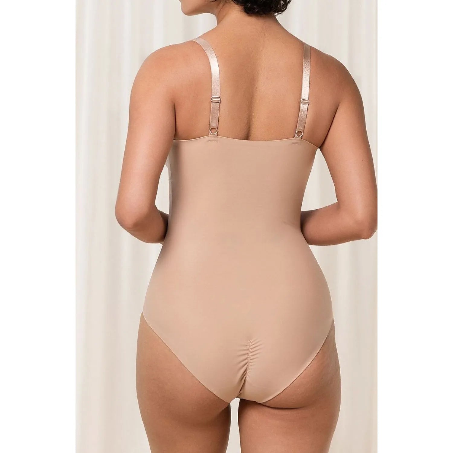 Body modelant femme couleur chair, sans armatures, dos nu, bretelles ajustables, silhouette affinée, True Shape Sensation.