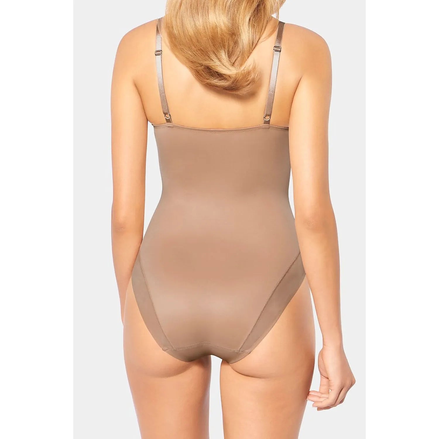Body model 230332 Triumph beige, silhouette modelante, bonnets à armatures, bretelles ajustables, confort invisible.