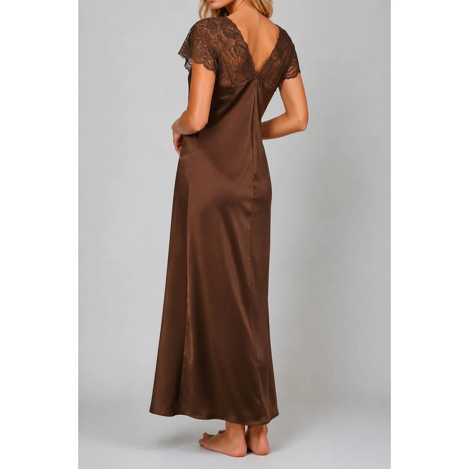 Chemise de nuit longue satinée marron avec dentelle élégante sur les manches, mettant en valeur les formes féminines.