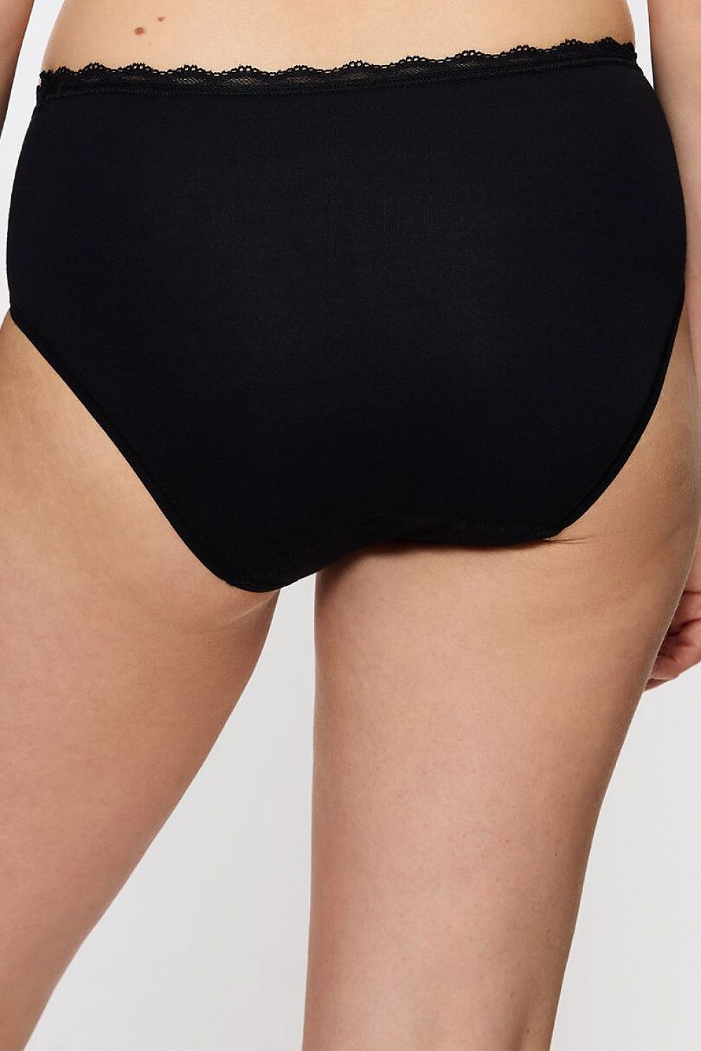 Culotte noire Triumph 230702 en coton bio, coupe sans couture, dentelle subtile à la taille, confort et élégance.
