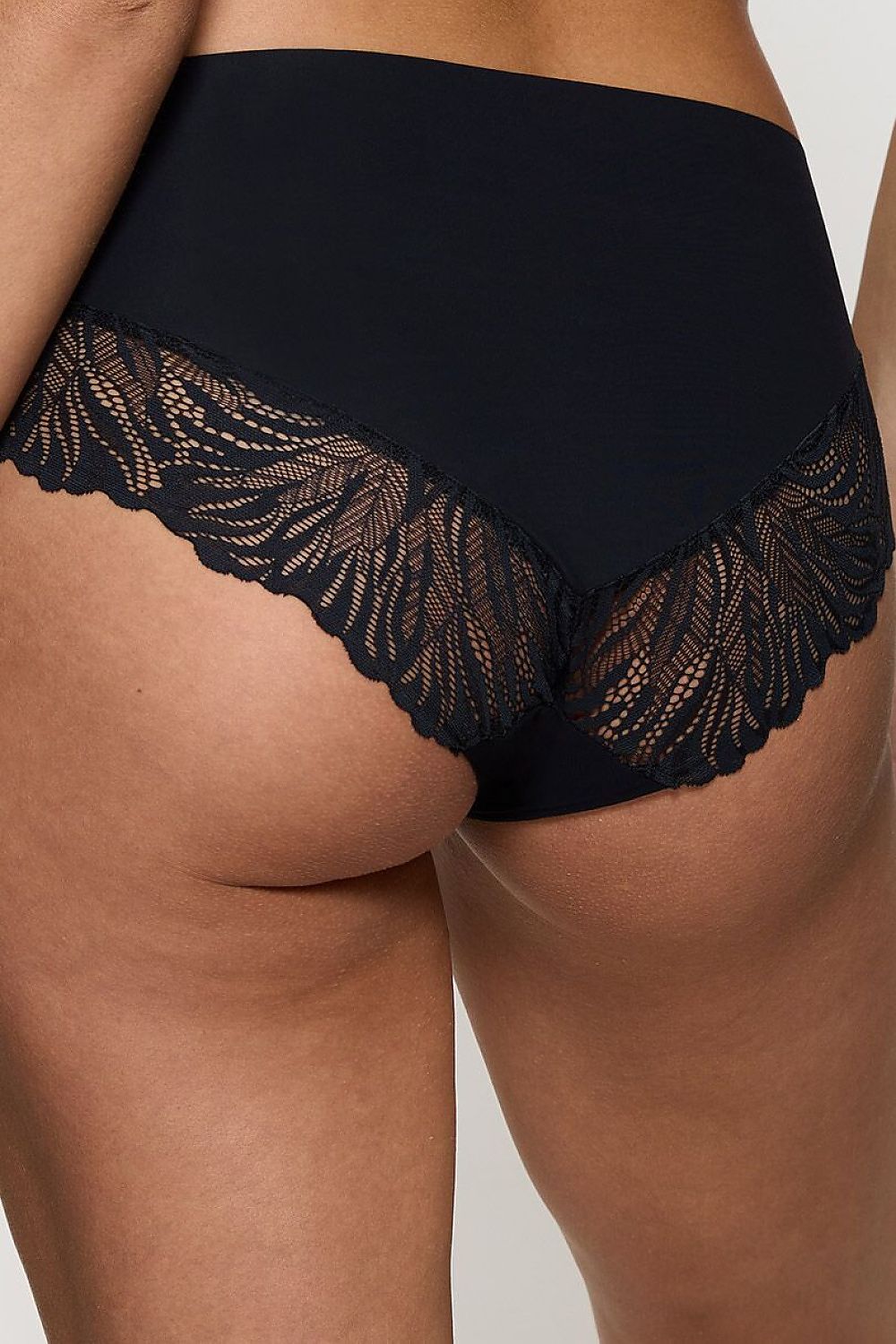 Culottes noires Triumph Pretty Micro Maxi avec dentelle élégante, finition sans couture, ajustement parfait et confort opt...