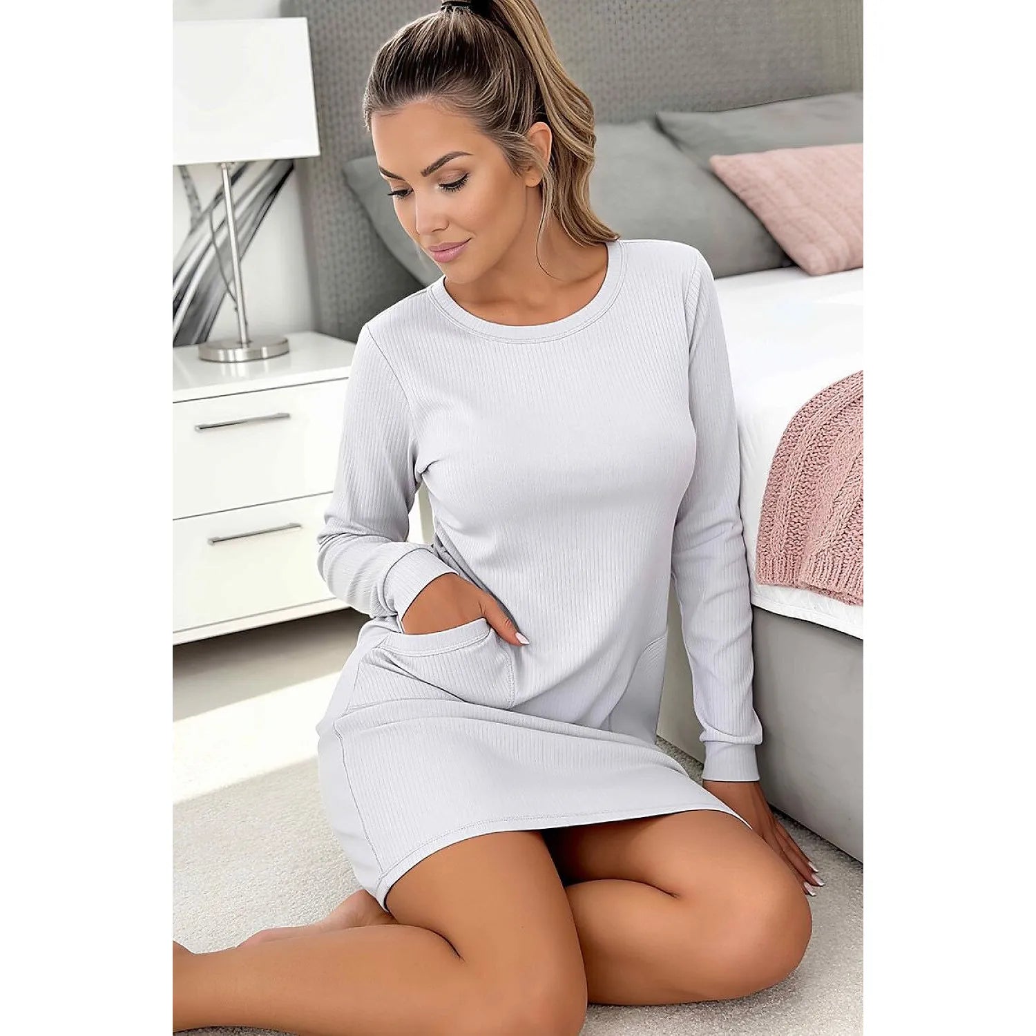 Chemise de nuit blanche côtelée pour femme, manches longues, poche avant, en coton et élasthanne, confort et douceur.