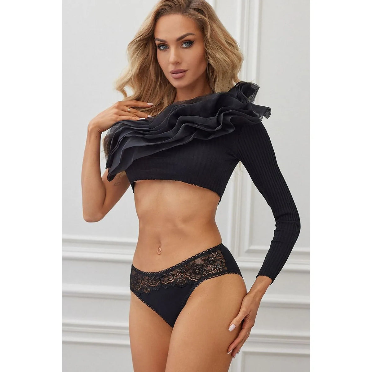 Culotte dentelle noire Pure Elegance n°14, ajustée, féminine, dentelle délicate, silhouette élégante, confort optimal.
