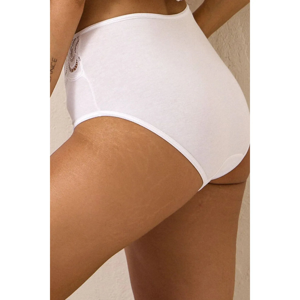 Culotte femme blanche taille haute en coton avec dentelle délicate, confort Pure Promise, vue de côté.