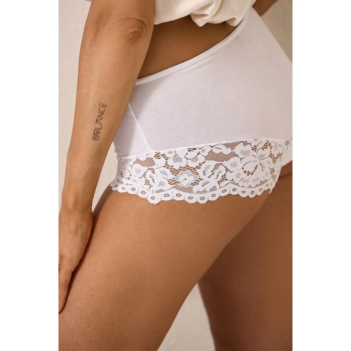 Culotte taille haute en coton blanc avec dentelle délicate, offrant confort et élégance pour femmes, Pure Promise 33.