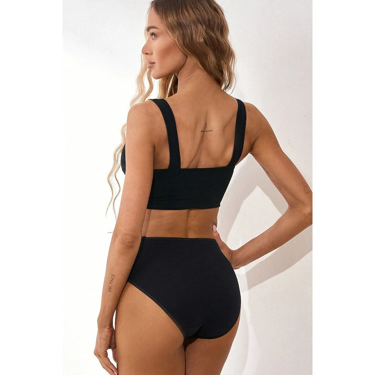 Culotte haute noire en dentelle, ajustée, élégante, confort Pure Promise, vue de dos, souligne la silhouette féminine.
