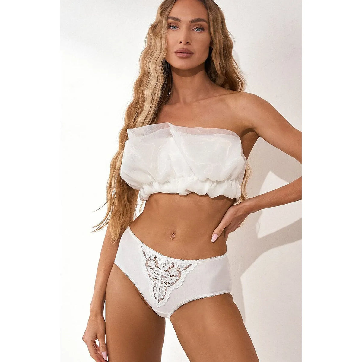 Culotte taille haute blanche en dentelle et maille transparente, élégante et confortable, pour silhouette sublimée.