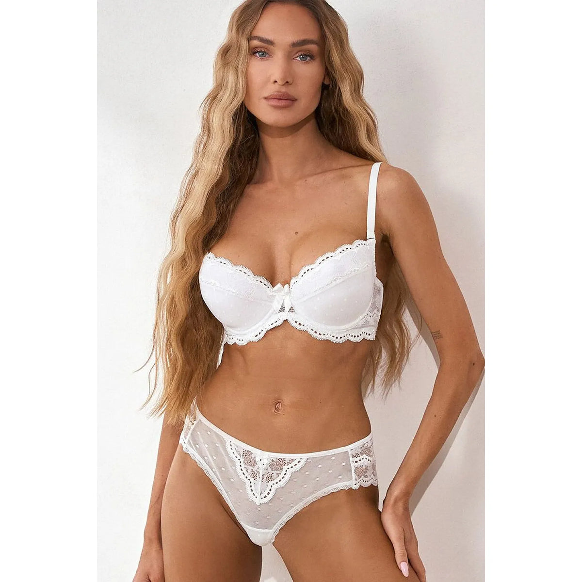 Culottes en dentelle florale LaGerta, modèle 231127 Róża, élégantes et confortables, avec application en dentelle devant.