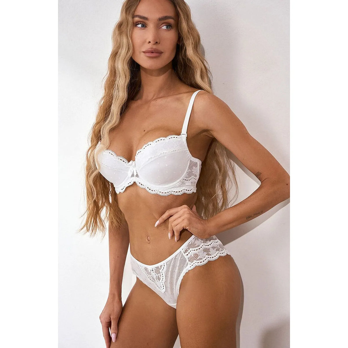 Culottes dentelle noire LaGerta, confort floral féminin, élégance quotidienne, lingerie sophistiquée et sensuelle.