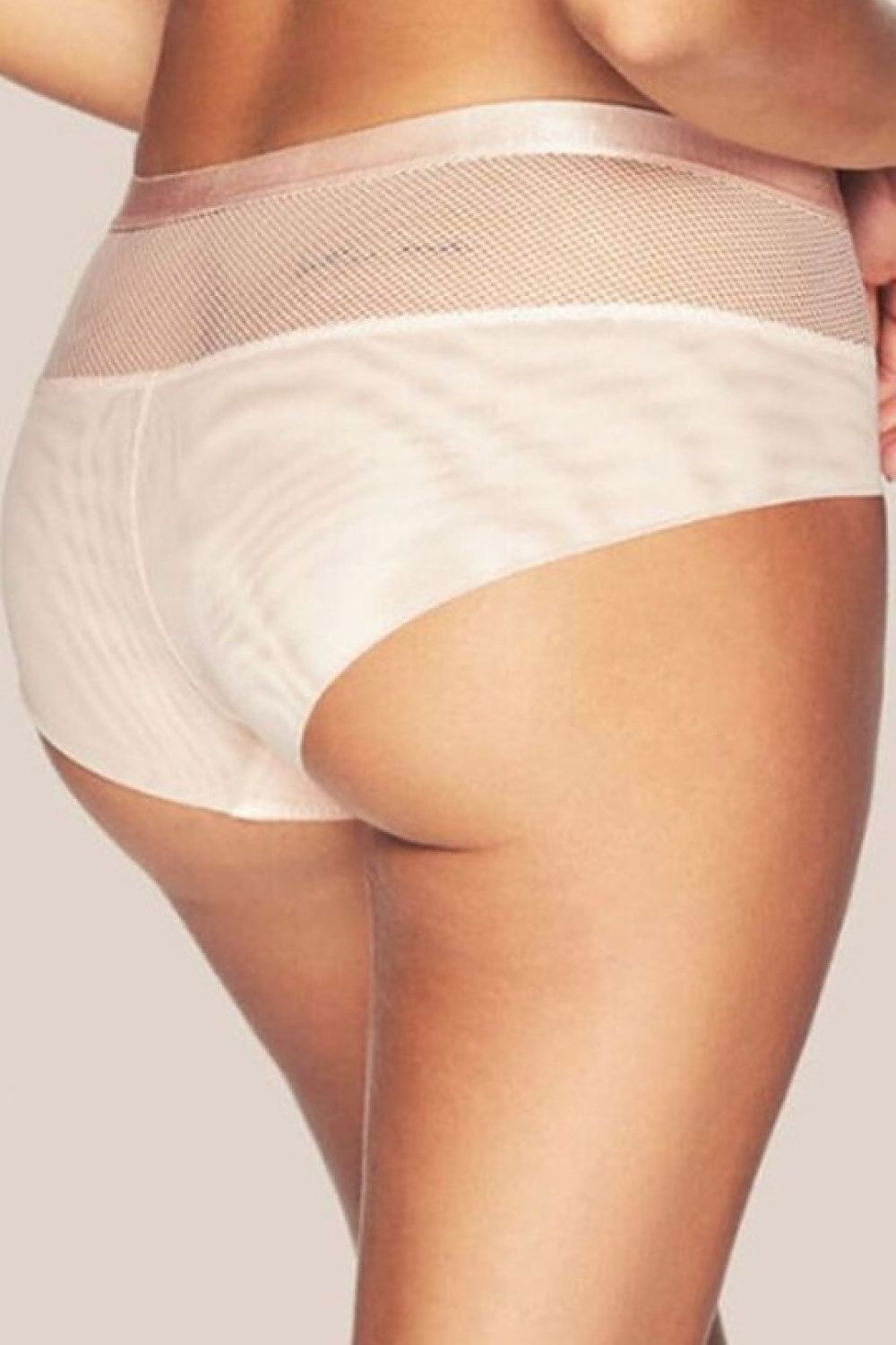 Culotte Lara P-748/2 en tulle léger beige avec détail doré, découpe subtile et résille élégante, vue arrière.