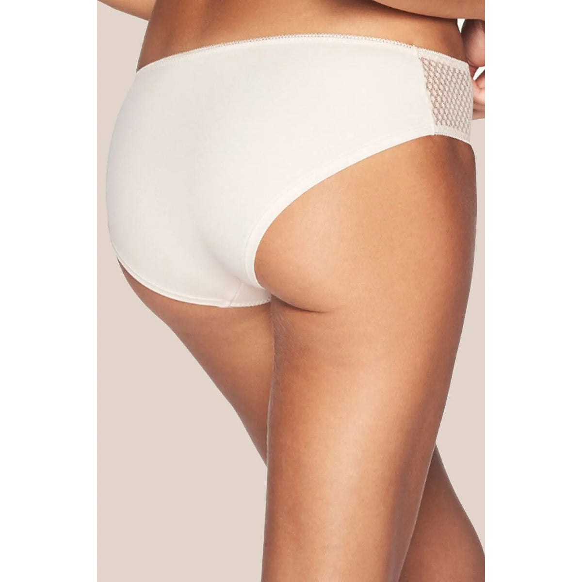 Combinaison microfibre dentelle beige femme élégante, coupe ajustée, détails raffinés, confort et sophistication assurés.