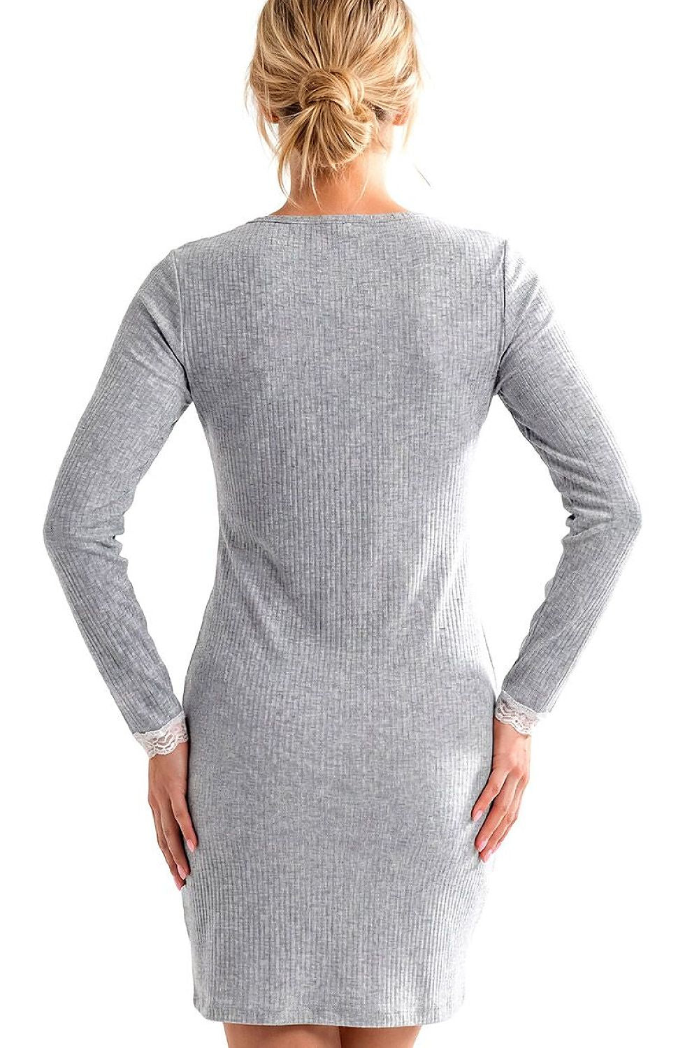 Chemise de nuit grise côtelée, manches longues avec dentelle claire, coupe classique longueur genou, vue arrière.