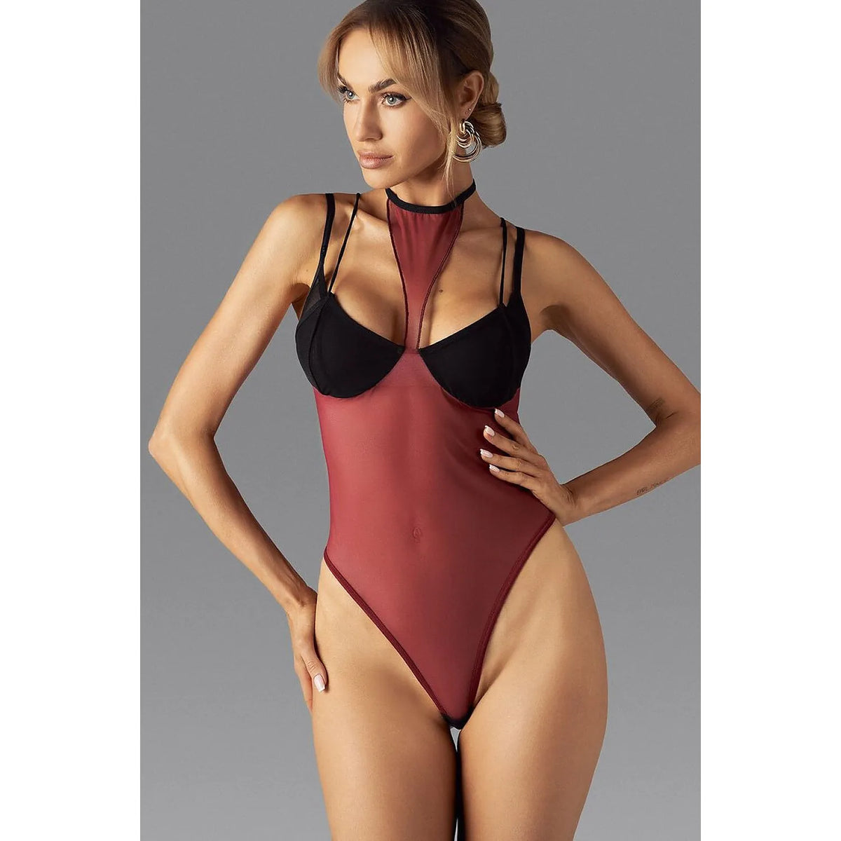 Body bordeaux en mesh semi-transparent avec détails noirs, décolleté profond, choker intégré et bretelles réglables.