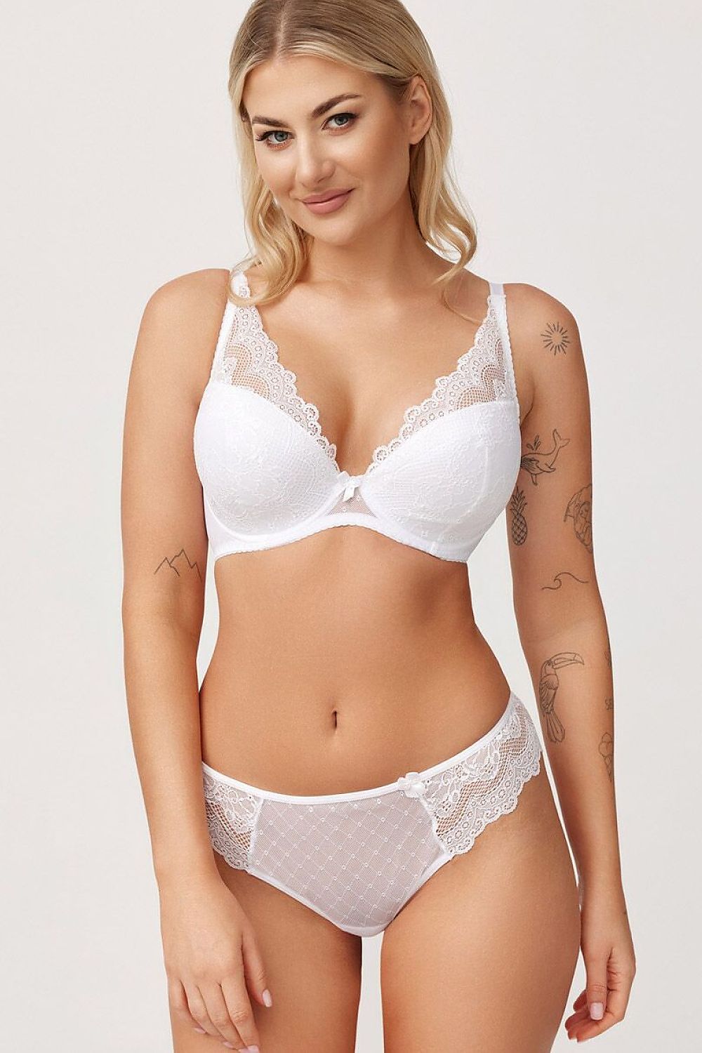 Culotte brésilienne blanche en dentelle délicate, coupe élégante, mettant en valeur la silhouette féminine.