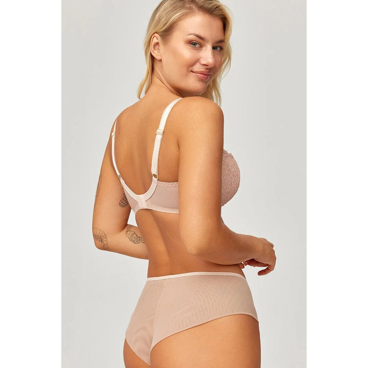 Culottes brésiliennes beige avec dentelle et tulle, modèle Azal 232228, élégance et confort pour un style moderne.