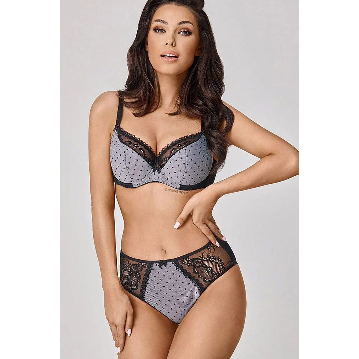 Culottes Gracja modèle 232230 Azal en dentelle noire à pois, nœud central, dos lisse, élégance et confort.