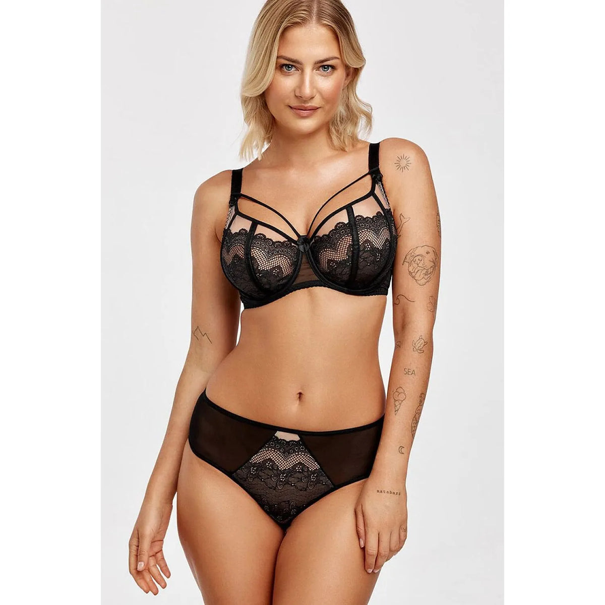 Culottes brésiliennes en dentelle noire avec motif, filet transparent et découpe, finition ondulée pour un look féminin.