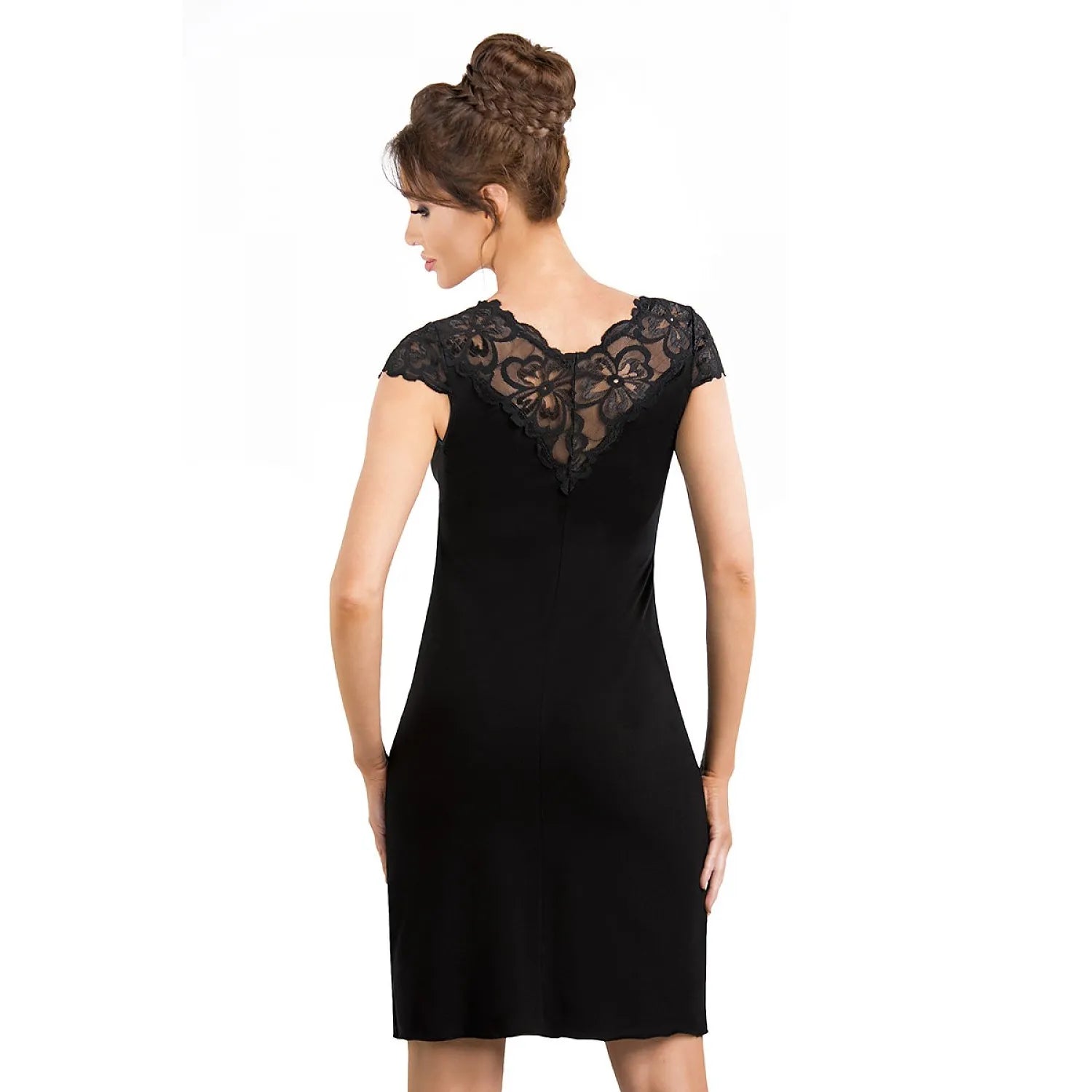 Chemise de nuit noire grande taille en viscose élasthanne, dentelle élégante, confort optimal pour un sommeil paisible.