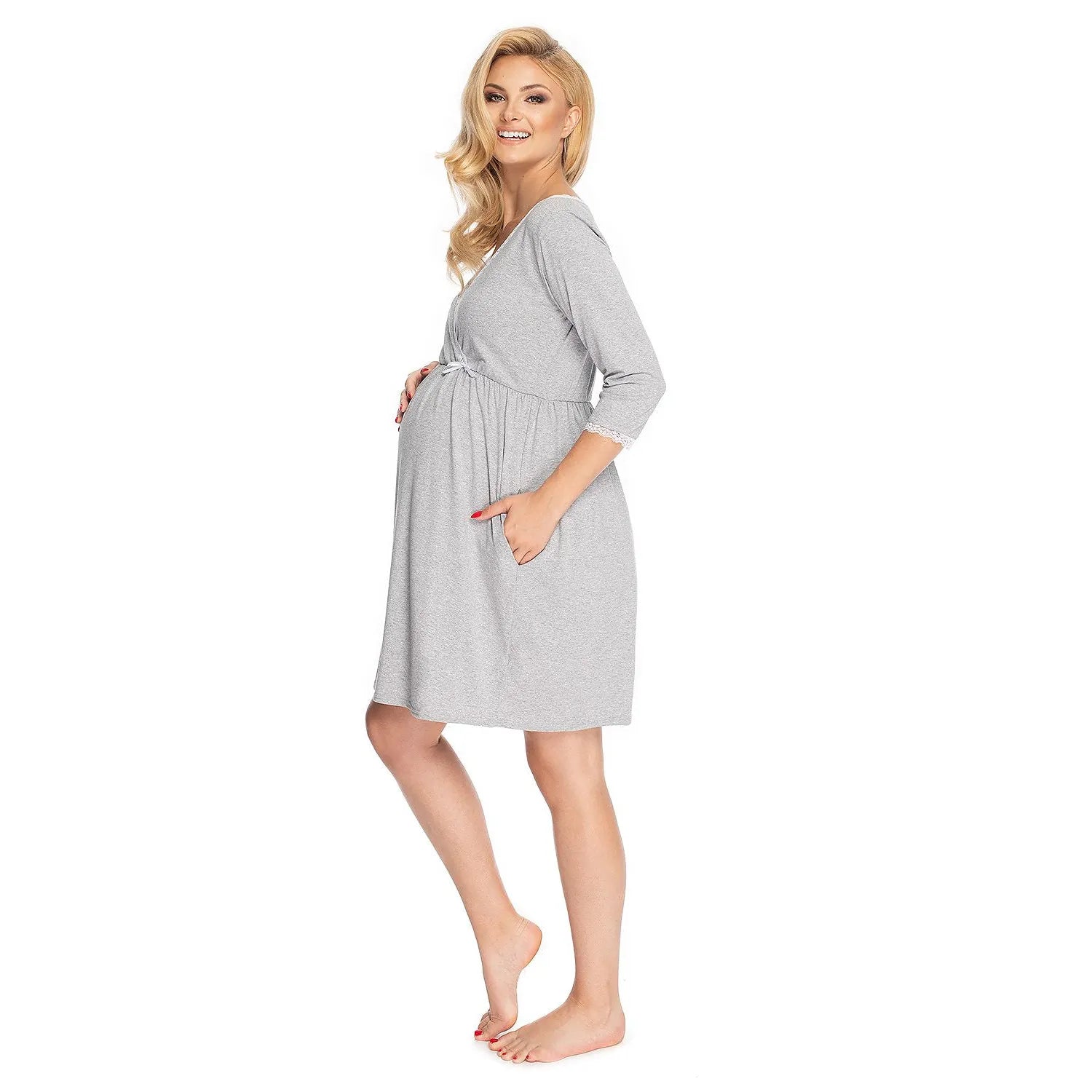 Chemise de nuit maternité grise, manches 3/4, guipure et nœud décoratifs, encolure enveloppante pour allaitement.