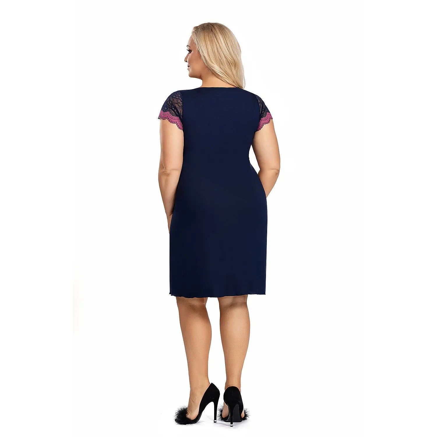 Chemise de nuit grande taille bleu marine avec dentelle rose, manches courtes, élégante et confortable pour silhouettes gé...