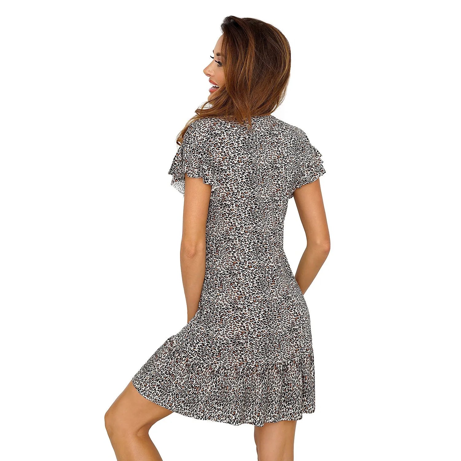 Chemise de nuit imprimé léopard crème et chocolat, manches courtes à volant, jabot aérien, coupe féminine en viscose douce.