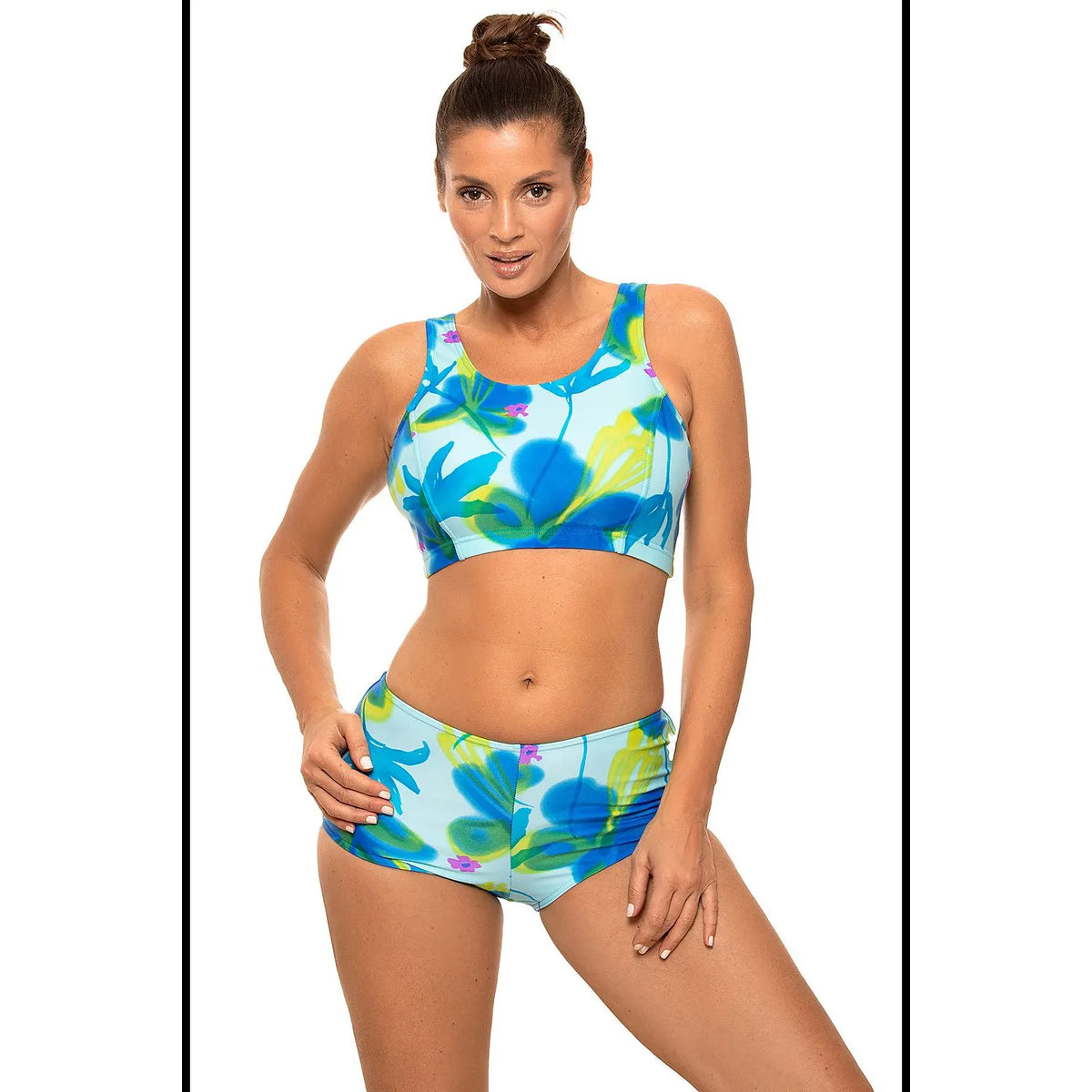 Maillot de bain deux pièces bleu à motifs floraux, top élastique sans push-up, culotte haute, tissu Carvico Tessuti.