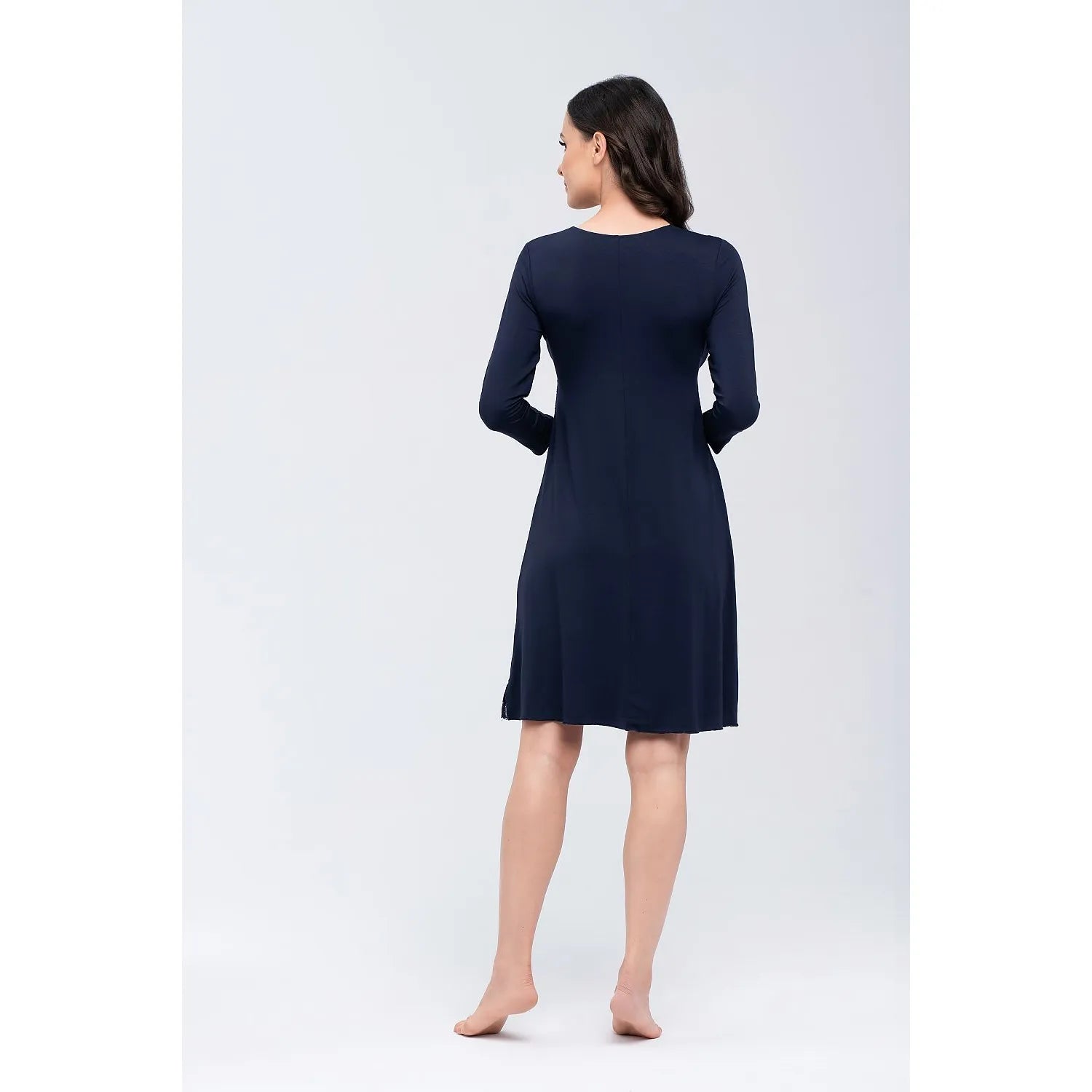 Chemise de nuit Babella bleu marine, manches 3/4, dentelle à l'encolure et au bas, élastique sous le buste.