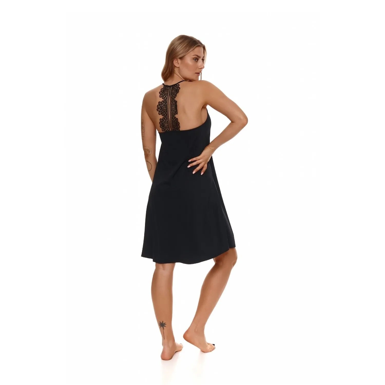 Chemise de nuit noire élégante, longueur genou, bretelles réglables, guipure dos, évasée, chic et confortable.