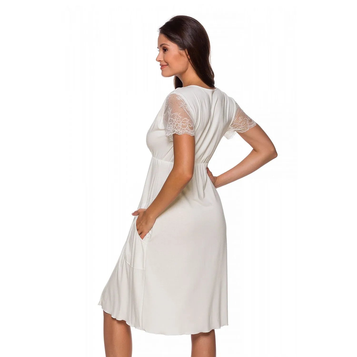 Chemise de nuit grossesse blanche, manches courtes dentelle, poches latérales, coupe évasée, longueur genou.