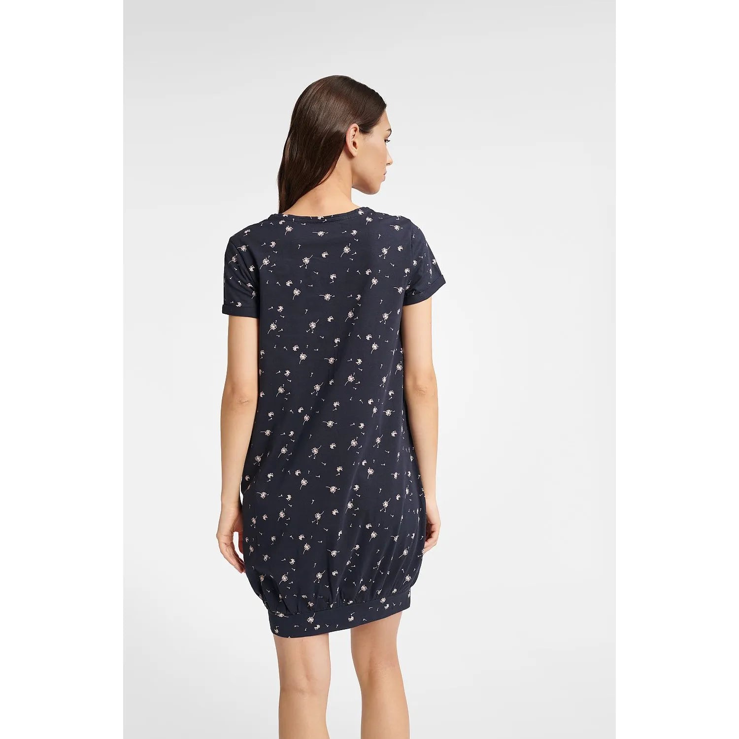 Chemise de nuit bleu marine en coton avec motif poisson-souffle, encolure bateau, manches courtes, boutons-pression devant.