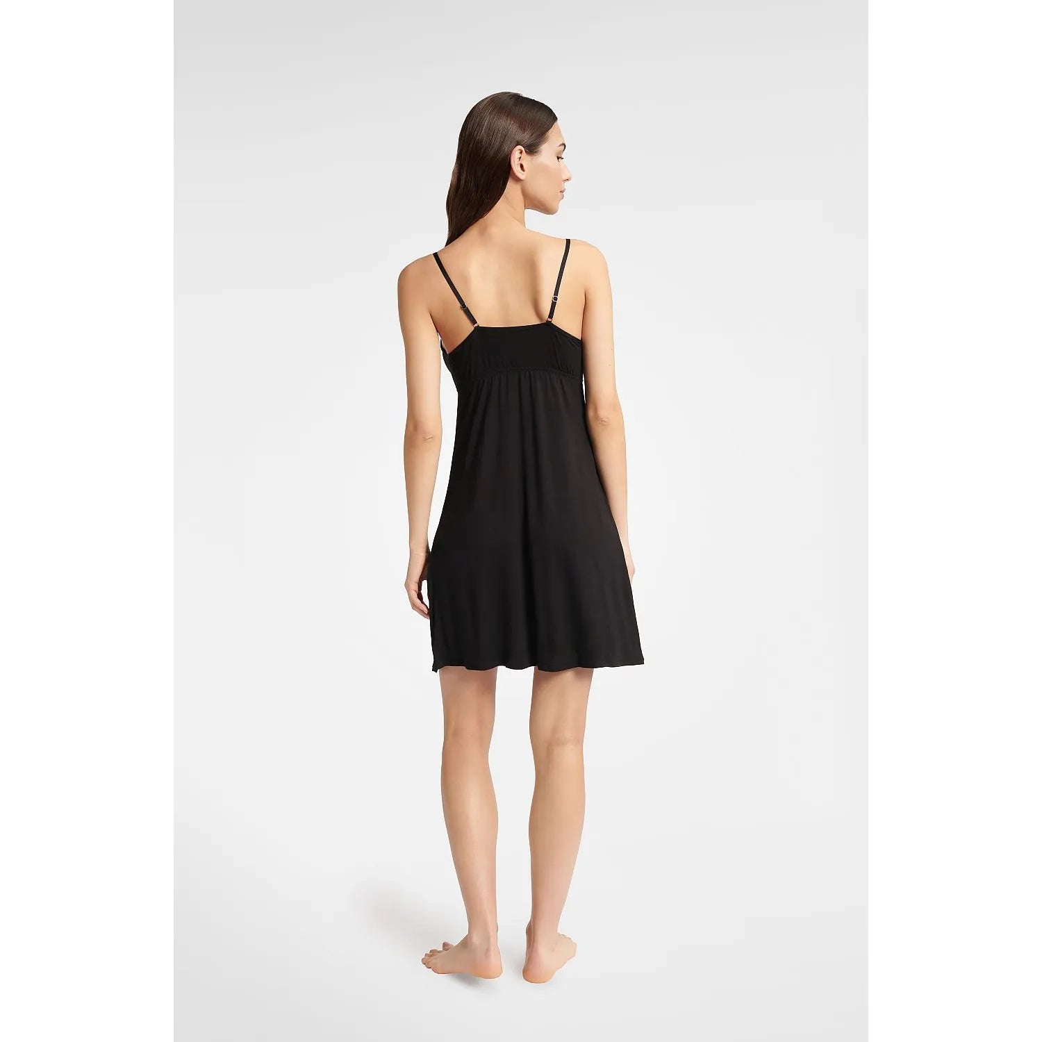 Chemise de nuit noire sans bretelles, dentelle délicate, forme en A, bretelles réglables, élastique sous poitrine.