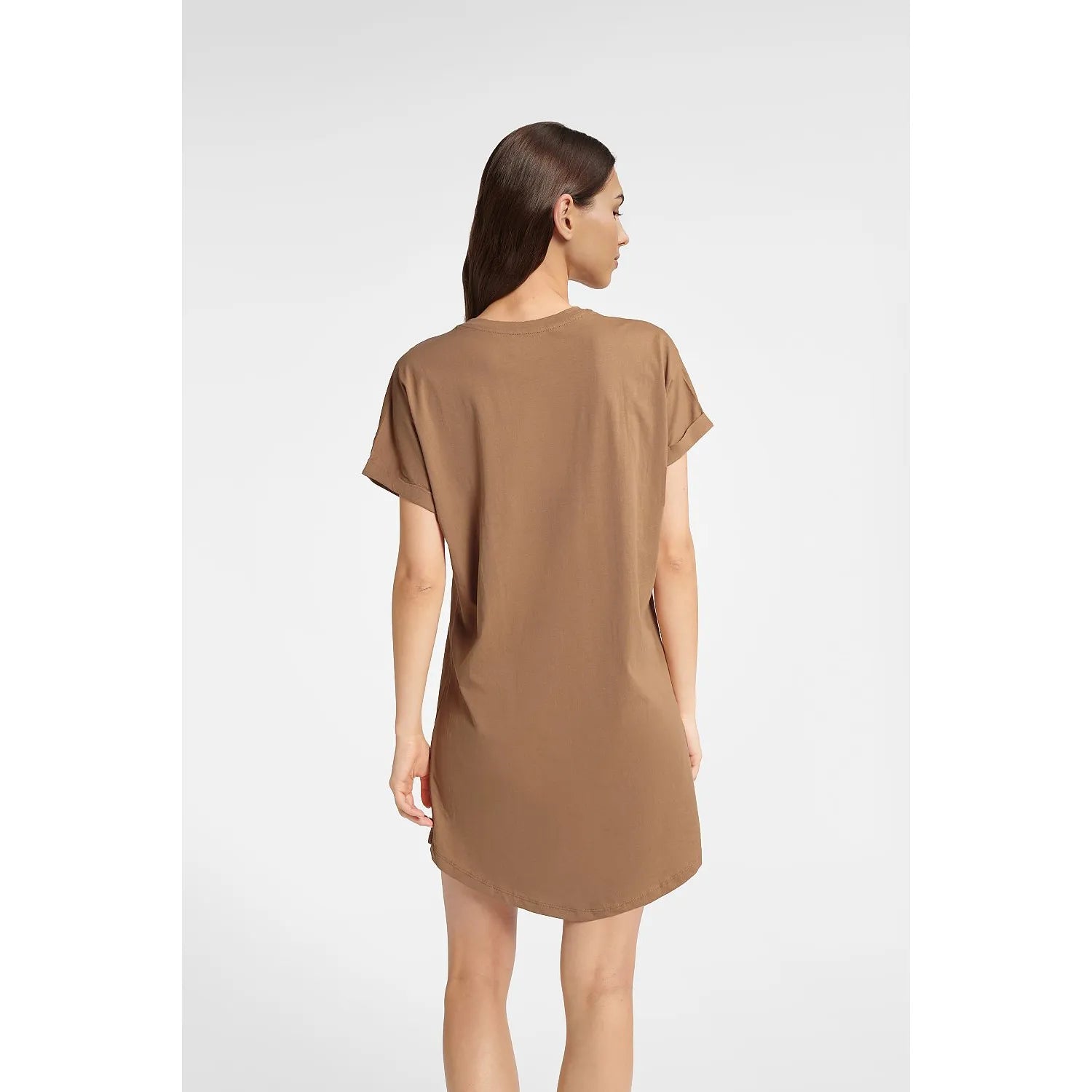 Chemise de nuit caramel en coton, manches courtes avec plis, coupe avant-genou, inscription poitrine, style moderne.