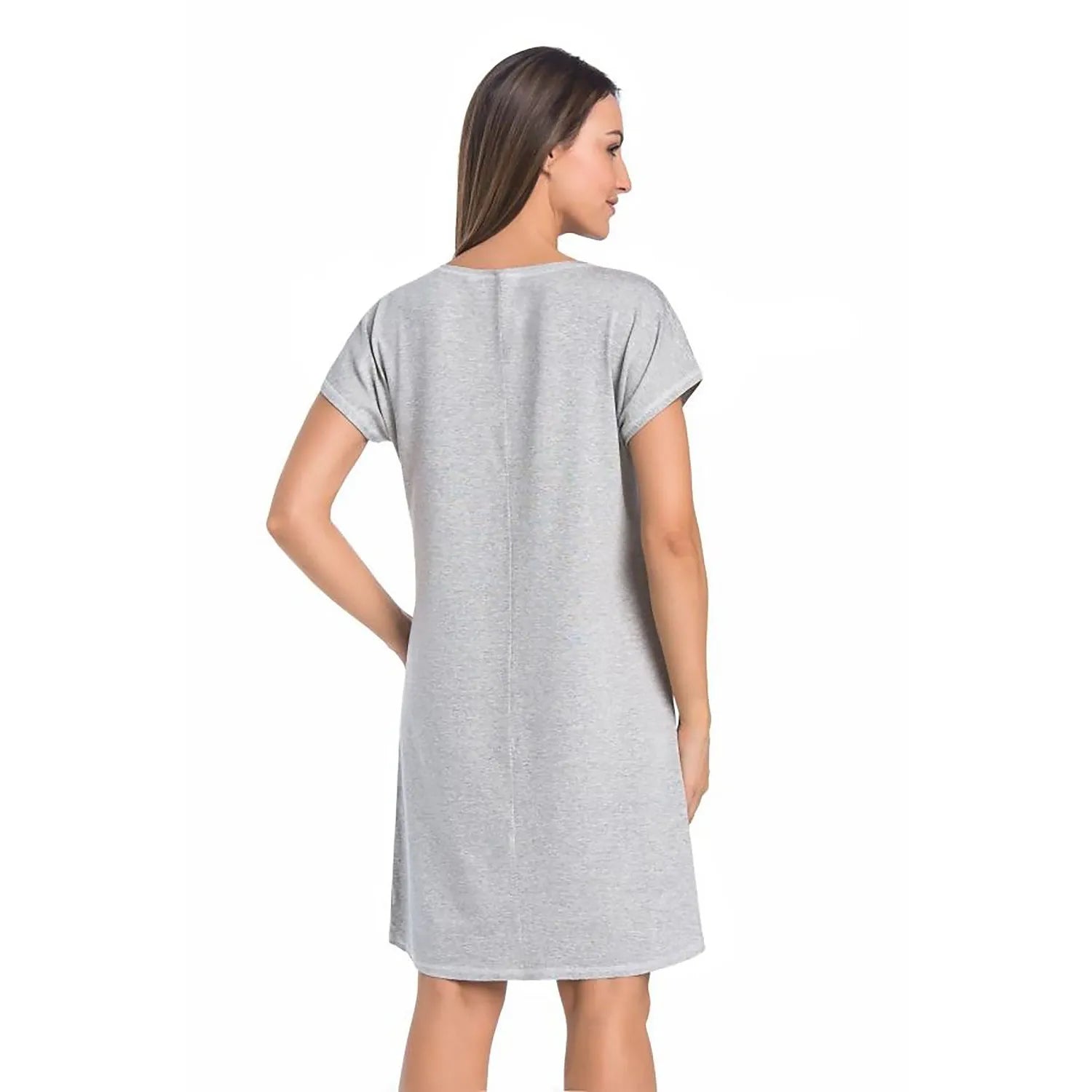 Chemise de nuit grise en viscose, manches courtes raglan, longueur genou, encolure semi-circulaire, style classique.