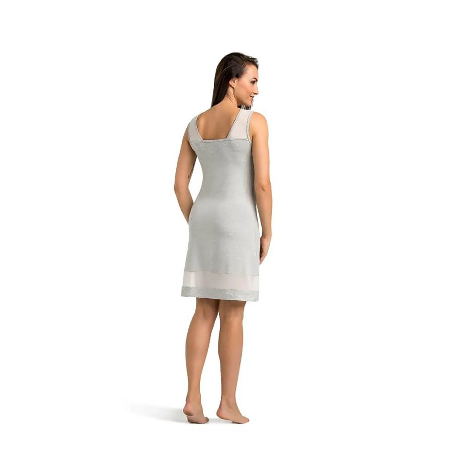 Chemise de nuit grise en viscose, col en V, maille transparente aux épaules, dos en forme de caleçon, élégante et délicate.