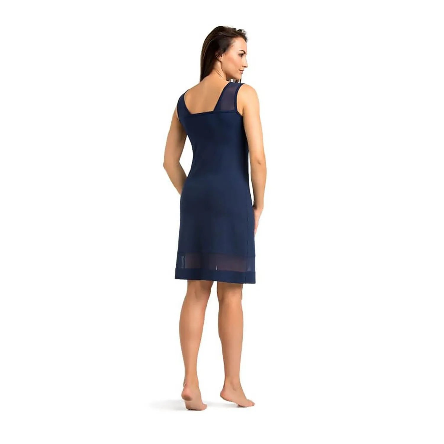 Chemise de nuit bleu foncé en viscose, maille transparente aux épaules, encolure en V, coupe cintrée, longueur genoux.