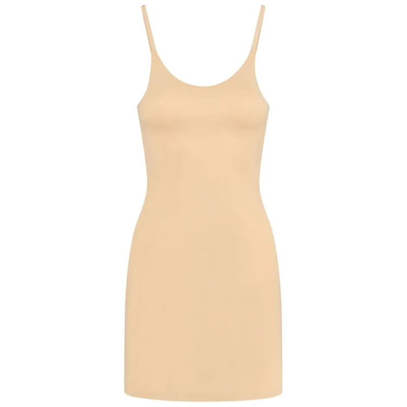 Robe invisible beige Bye Bra, microfibre légère, bretelles fines réglables, ajustement parfait sous vêtements serrés.