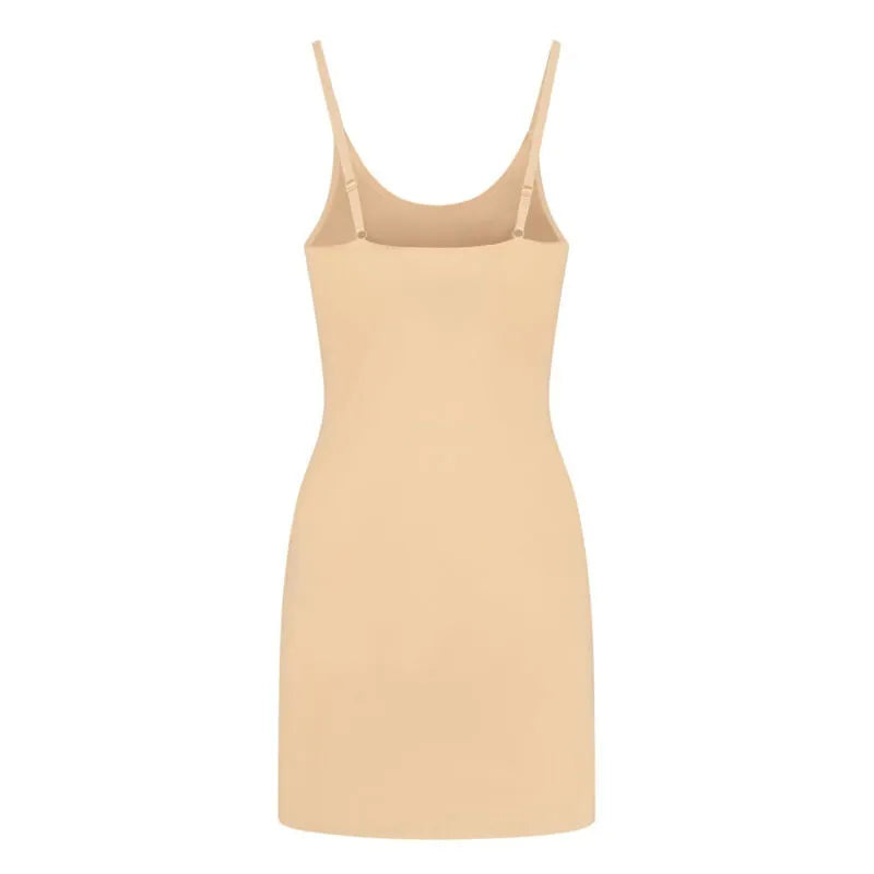 Robe invisible beige Bye Bra, microfibre légère, bretelles réglables, ajustement parfait sous vêtements serrés.