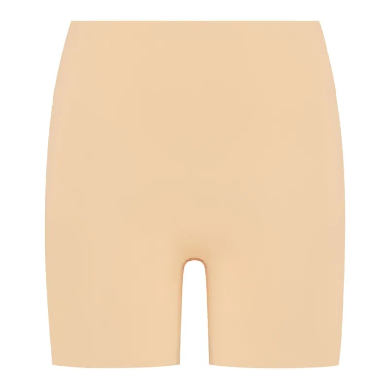 Short beige invisible Bye Bra, mi-taille, longueur cuisse, microfibre douce, contrôle léger, confort optimal.