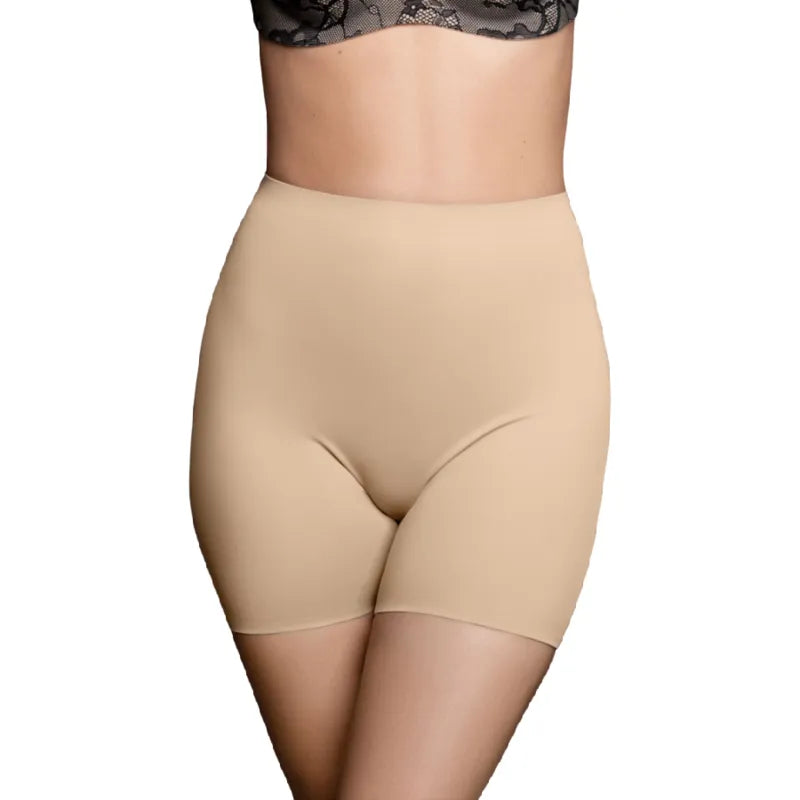 Short beige invisible Bye Bra, mi-taille, longueur cuisse, microfibre élastique, contrôle léger, confort optimal.