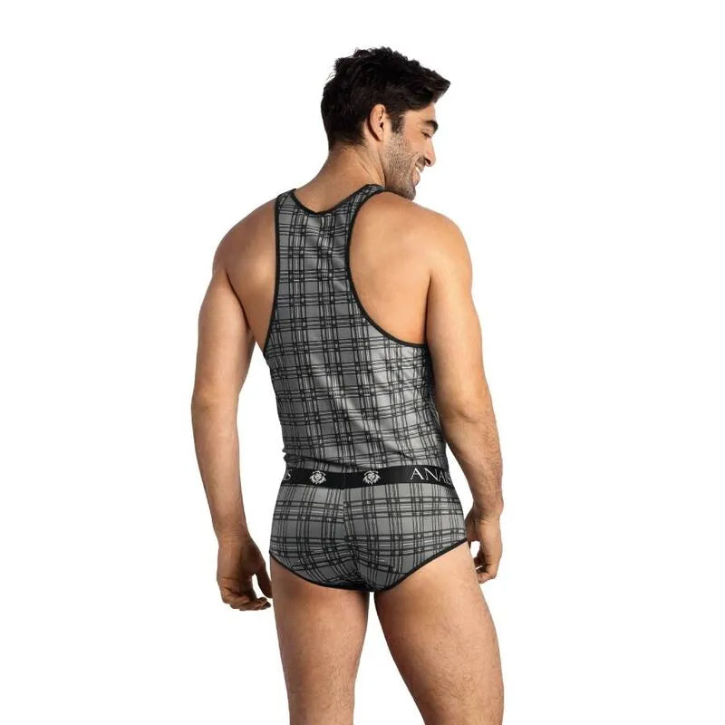 Homme portant un top sans manches à carreaux gris en microfibre, style européen, ajusté et élégant, de dos.