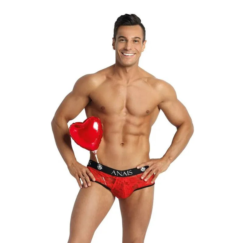 Slip bikini homme rouge en dentelle florale, coupe audacieuse, fesses ouvertes, modèle souriant, Anais Apparel.