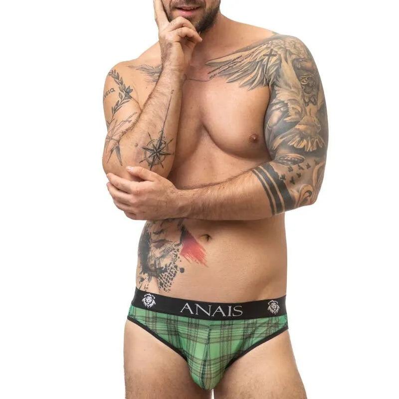 Homme portant un slip Anais vert à carreaux noirs, taille élastique noire, design sexy et confortable, lycra doux.