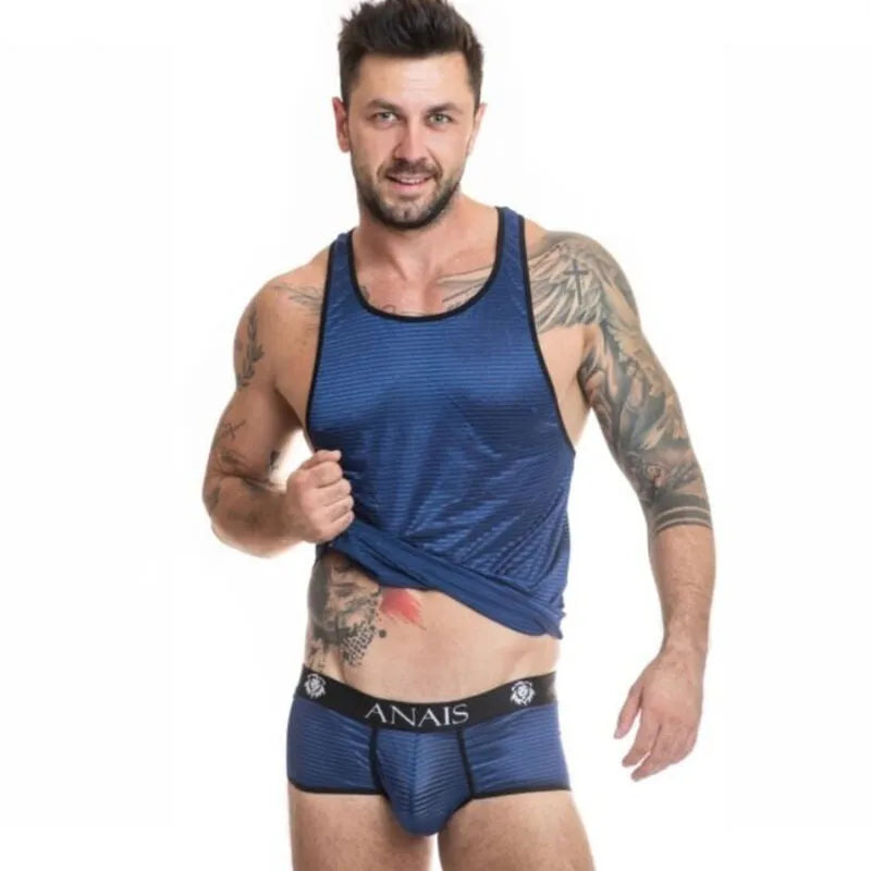 Homme portant un débardeur ANAIS MEN NAVAL bleu marine à rayures satinées, ajusté, sans manches, en tulle noir.