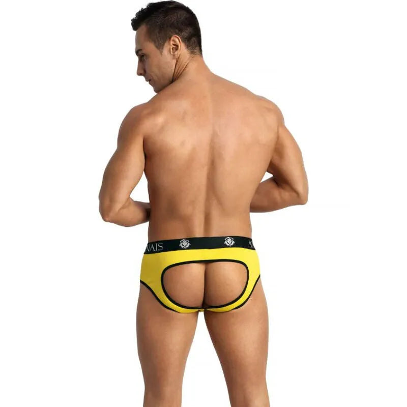 Homme portant un bikini jock jaune Anais, coupe audacieuse avec fesses ouvertes, matière douce et élastique.